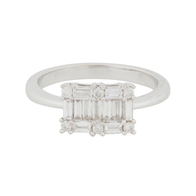 Lot 356 - A diamond cluster ring
