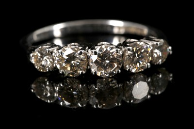 Lot 497 - An 18ct white gold, 5 stone diamond ring....