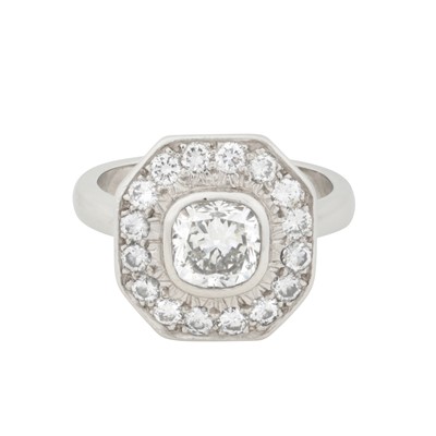 Lot 359 - A diamond halo ring