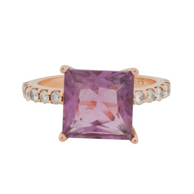 Lot 292 - An amethyst and diamond ring