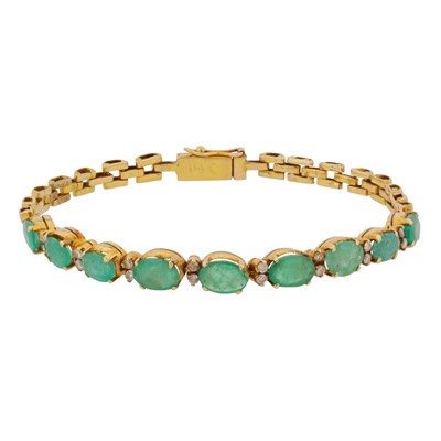Lot 205 - An emerald and diamond bracelet
