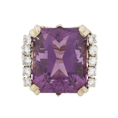 Lot 470 - An amethyst and diamond ring