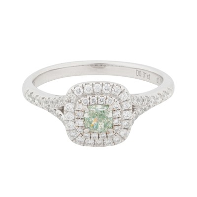 Lot 349 - A green and white cluster diamond ring