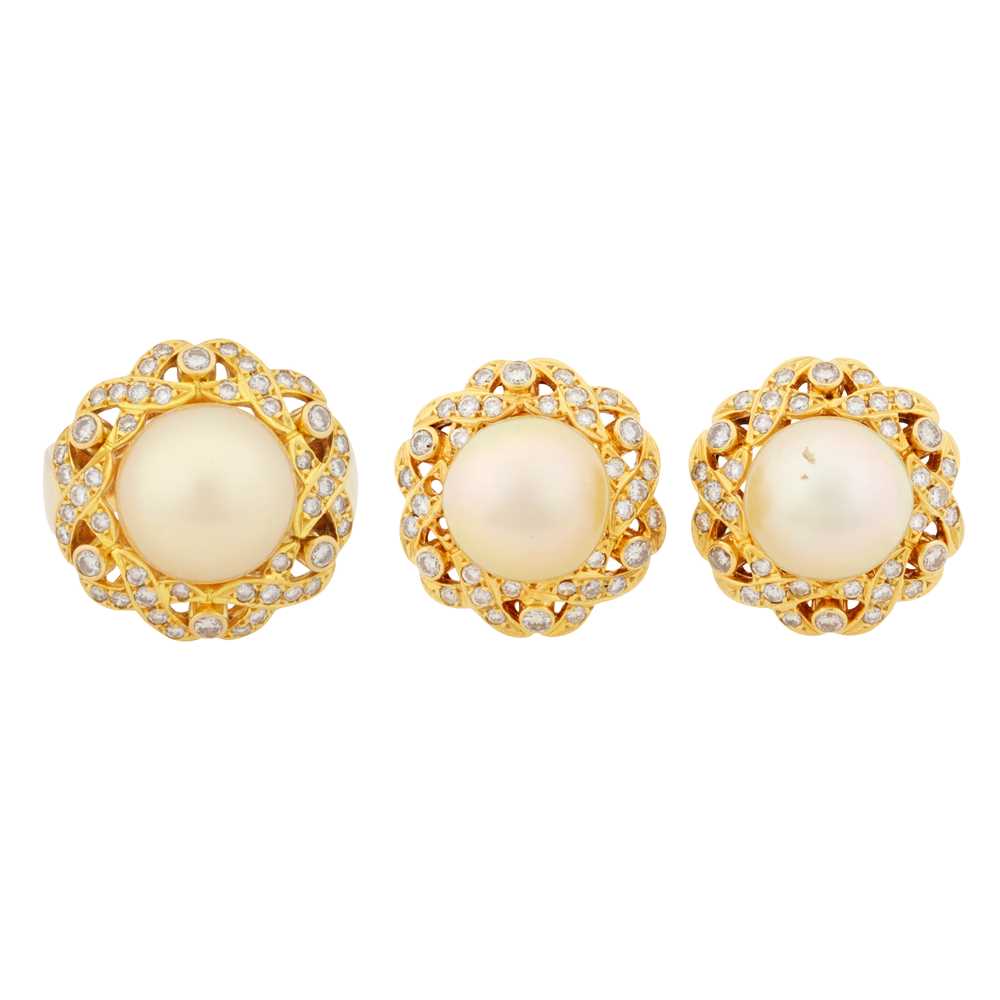 Lot 79 - A South Sea cultured pearl and diamond suite