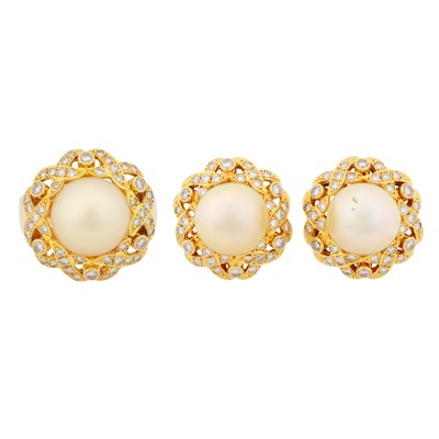 Lot 79 - A South Sea cultured pearl and diamond suite