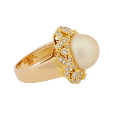 Lot 79 - A South Sea cultured pearl and diamond suite