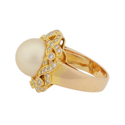 Lot 79 - A South Sea cultured pearl and diamond suite