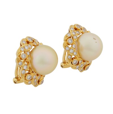 Lot 79 - A South Sea cultured pearl and diamond suite