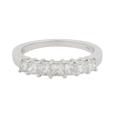 Lot 89 - A seven-stone diamond ring