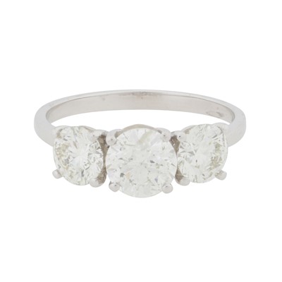 Lot 348 - A three-stone diamond ring
