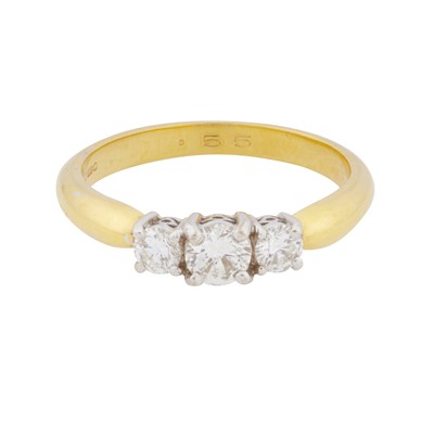 Lot 322 - A diamond three stone ring