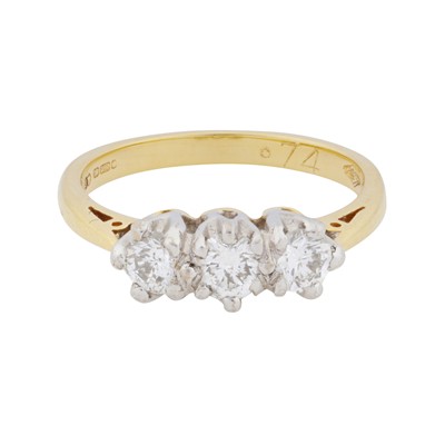Lot 321 - A diamond three stone ring