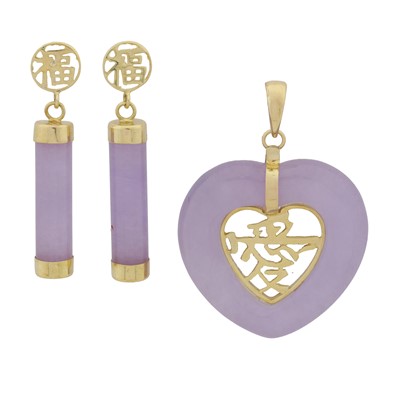 Lot 152 - A lavender jade heart pendant and baton pendent earrings