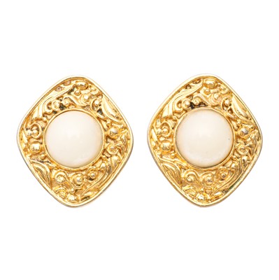 Lot 163 - Chanel Ivory Pearl Baroque Clip On Earrings
