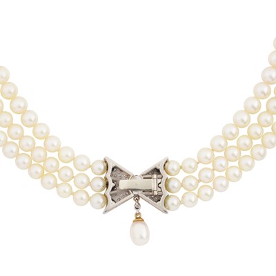 Lot 80 - Theo Fennell Ι A cultured pearl three-row necklace