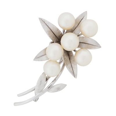Lot 331 - A pearl flower brooch