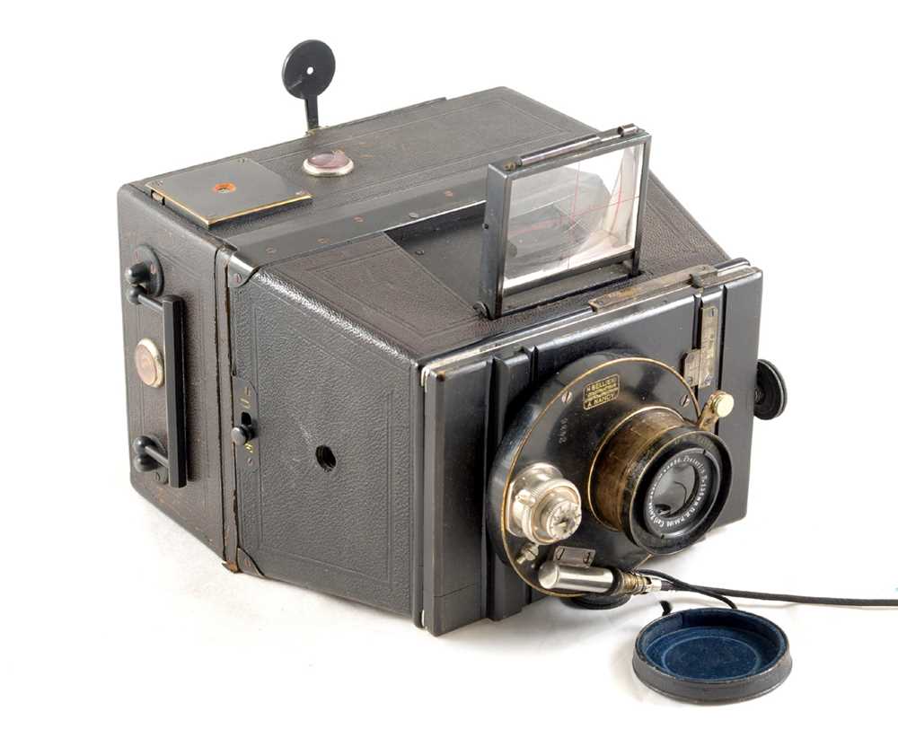 Lot 157 - A Large Bellieni Jumelle Simple Camera.