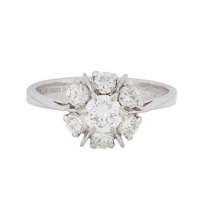 Lot 384 - A diamond halo ring