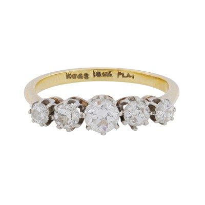 Lot 311 - A diamond five stone ring