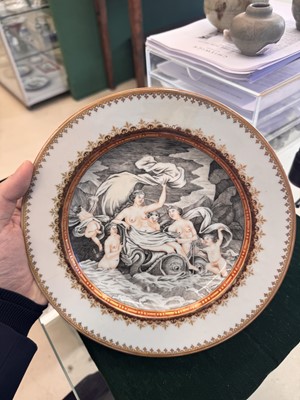 Lot 550 - A Chinese en-grisaille gilt-decorated 'Aphrodite' dish, Qing dynasty, Qianlong period
