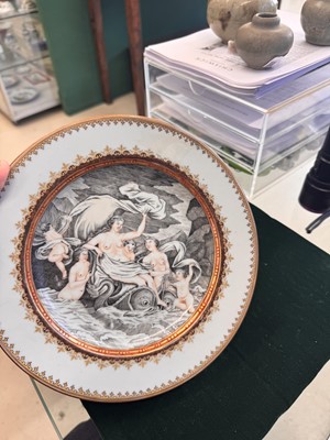 Lot 550 - A Chinese en-grisaille gilt-decorated 'Aphrodite' dish, Qing dynasty, Qianlong period