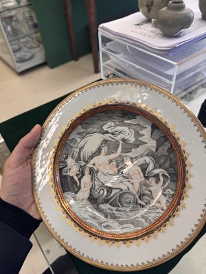 Lot 550 - A Chinese en-grisaille gilt-decorated 'Aphrodite' dish, Qing dynasty, Qianlong period