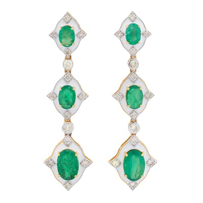 Lot 118 - A pair of emerald, diamond, and white enamel pendent earrings