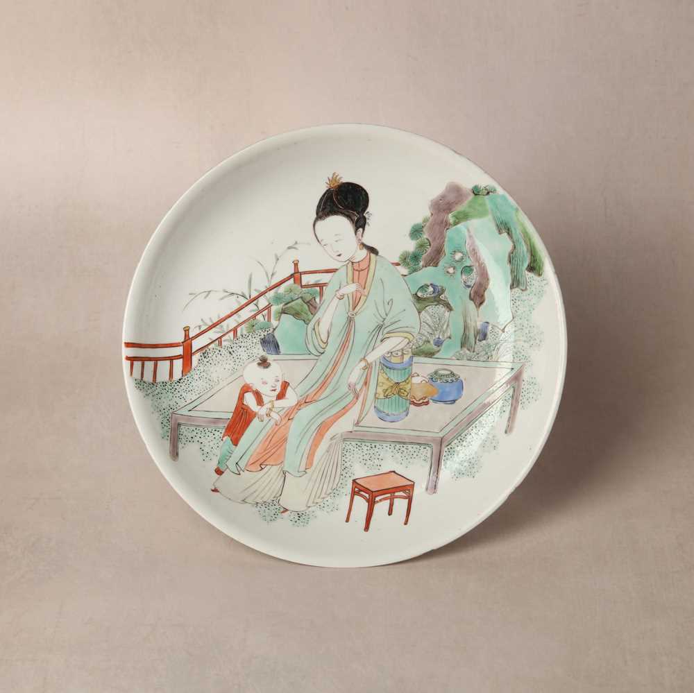 24 - A fine Chinese famille-verte ‘lady and child’ dish, Qing dynasty, Kangxi period