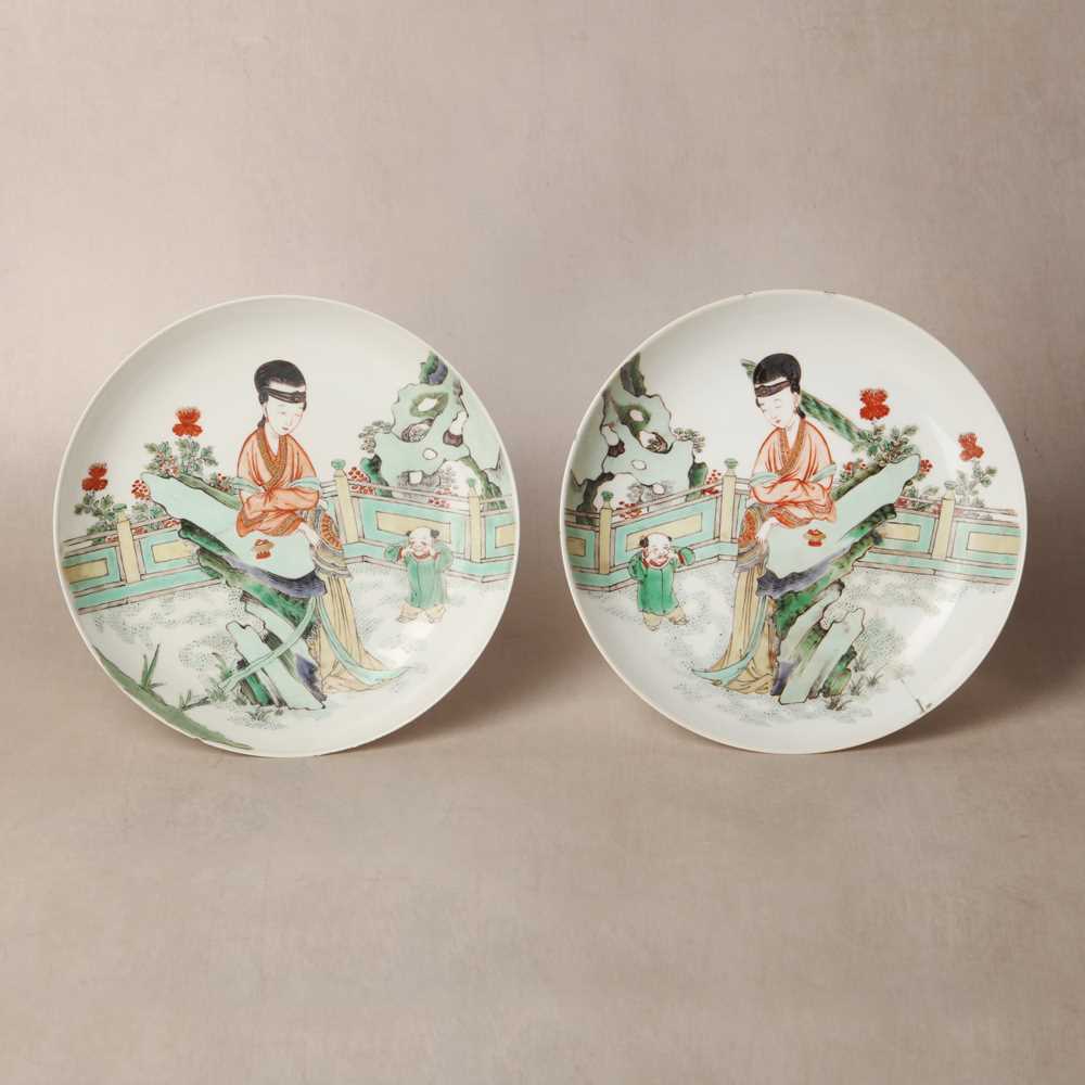 21 - A fine pair of Chinese famille-verte ‘lady and child’ dishes, Qing dynasty, Kangxi period
