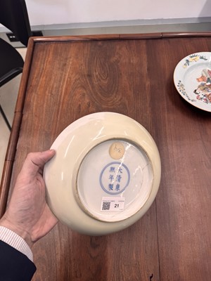 Lot 21 - A fine pair of Chinese famille-verte ‘lady and child’ dishes, Qing dynasty, Kangxi period