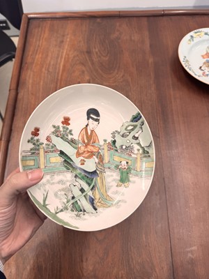 Lot 21 - A fine pair of Chinese famille-verte ‘lady and child’ dishes, Qing dynasty, Kangxi period
