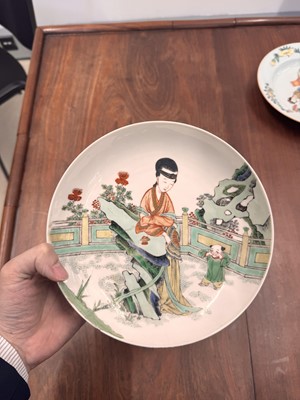 Lot 21 - A fine pair of Chinese famille-verte ‘lady and child’ dishes, Qing dynasty, Kangxi period