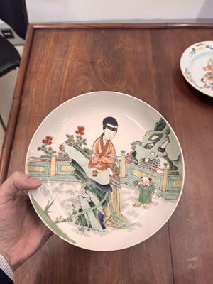 Lot 21 - A fine pair of Chinese famille-verte ‘lady and child’ dishes, Qing dynasty, Kangxi period