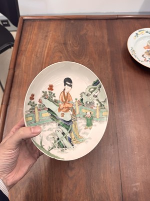 Lot 21 - A fine pair of Chinese famille-verte ‘lady and child’ dishes, Qing dynasty, Kangxi period