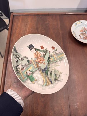 Lot 21 - A fine pair of Chinese famille-verte ‘lady and child’ dishes, Qing dynasty, Kangxi period