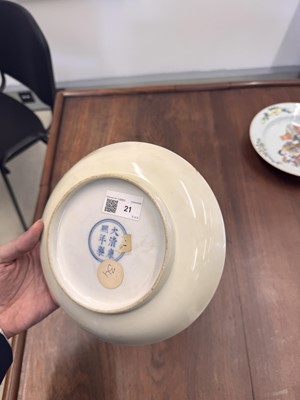Lot 21 - A fine pair of Chinese famille-verte ‘lady and child’ dishes, Qing dynasty, Kangxi period