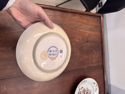 Lot 21 - A fine pair of Chinese famille-verte ‘lady and child’ dishes, Qing dynasty, Kangxi period