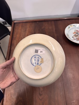 Lot 21 - A fine pair of Chinese famille-verte ‘lady and child’ dishes, Qing dynasty, Kangxi period