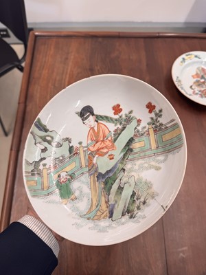 Lot 21 - A fine pair of Chinese famille-verte ‘lady and child’ dishes, Qing dynasty, Kangxi period
