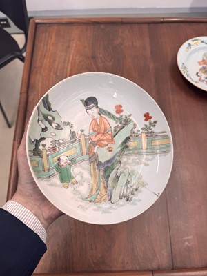 Lot 21 - A fine pair of Chinese famille-verte ‘lady and child’ dishes, Qing dynasty, Kangxi period