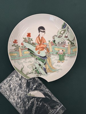 Lot 21 - A fine pair of Chinese famille-verte ‘lady and child’ dishes, Qing dynasty, Kangxi period