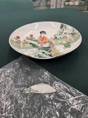 Lot 21 - A fine pair of Chinese famille-verte ‘lady and child’ dishes, Qing dynasty, Kangxi period