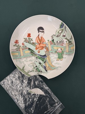 Lot 21 - A fine pair of Chinese famille-verte ‘lady and child’ dishes, Qing dynasty, Kangxi period
