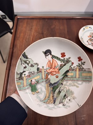 Lot 21 - A fine pair of Chinese famille-verte ‘lady and child’ dishes, Qing dynasty, Kangxi period