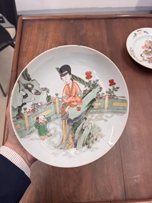 Lot 21 - A fine pair of Chinese famille-verte ‘lady and child’ dishes, Qing dynasty, Kangxi period