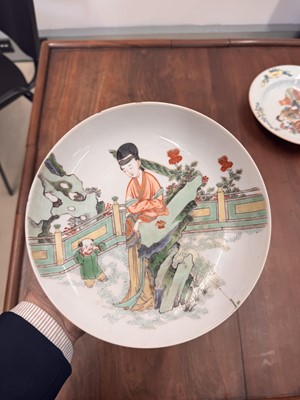 Lot 21 - A fine pair of Chinese famille-verte ‘lady and child’ dishes, Qing dynasty, Kangxi period
