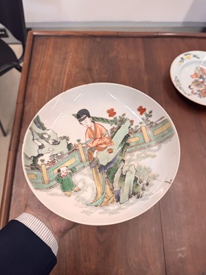 Lot 21 - A fine pair of Chinese famille-verte ‘lady and child’ dishes, Qing dynasty, Kangxi period