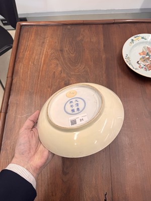 Lot 21 - A fine pair of Chinese famille-verte ‘lady and child’ dishes, Qing dynasty, Kangxi period
