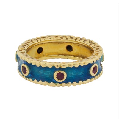 Lot 139 - A ruby and enamel ring