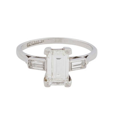 Lot 393 - A three-stone diamond ring
